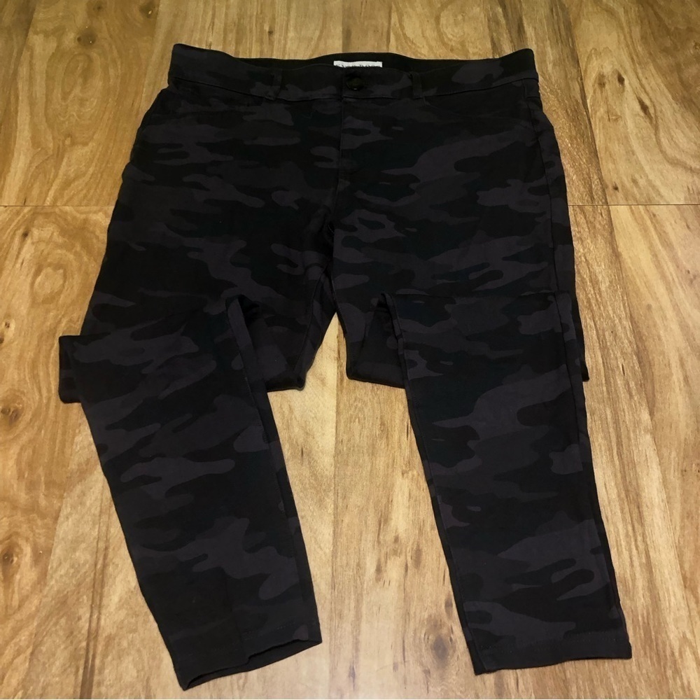 3/$25 Knox Rose Black Grey Camo Pants Womens Large Stretch Crop Capri 34x25.5